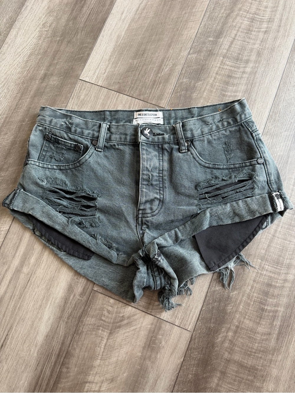 One x One Teaspoon Bandits Distressed Roll-Hem Denim Shorts in Faded Black Sz 26